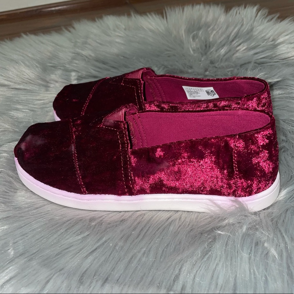 NWT Toms Classic Flats Velvet Black Cherry Size 2